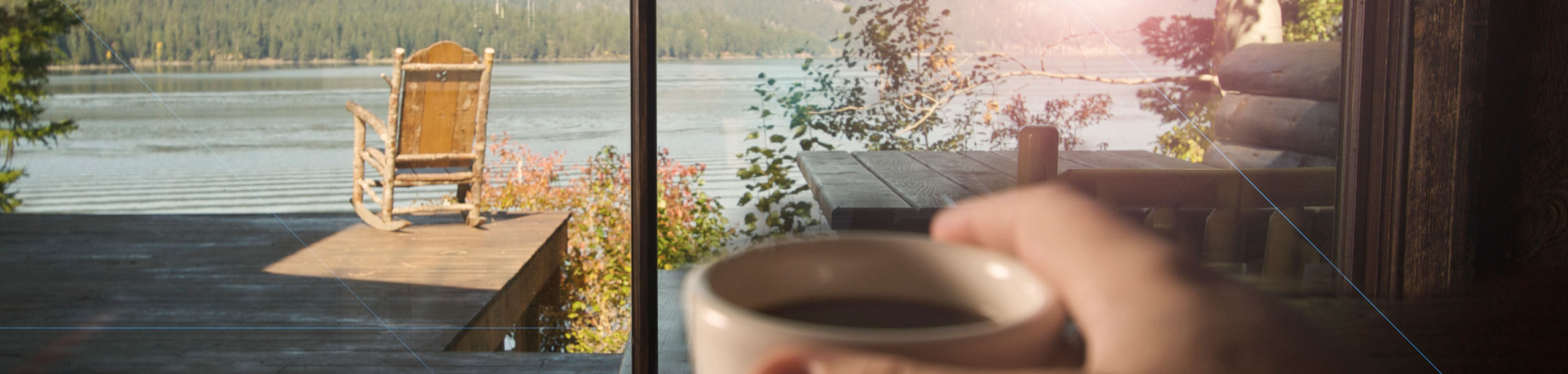 Banner Lekker Leven Pensioen Focus op schommelstoel aan het water, met kop koffie in de hand